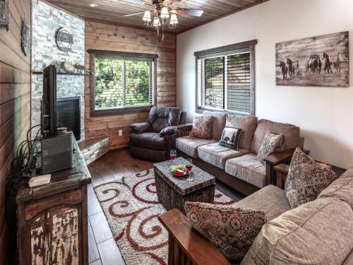 Crest View 3 Bedrooms Fireplace WiFi Grill HDTV Sleeps 6 - main image