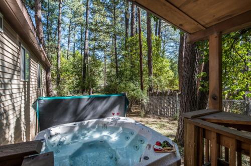 A Whispering River 2 Bedrooms Sleeps 6 Pets Welcome Gas Grill Hot Tub - main image