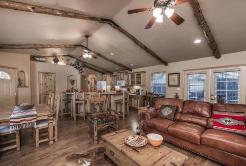 Cowboy Cabin 2 Bedrooms Sleeps 6 Hot Tub Grill Wood Stove - main image