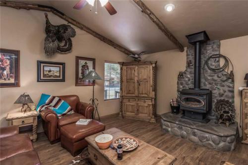 Cowboy Cabin 2 Bedrooms Sleeps 6 Hot Tub Grill Wood Stove - image 2
