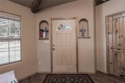 Cowboy Cabin 2 Bedrooms Sleeps 6 Hot Tub Grill Wood Stove - image 3