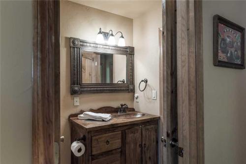 Cowboy Cabin 2 Bedrooms Sleeps 6 Hot Tub Grill Wood Stove - image 4