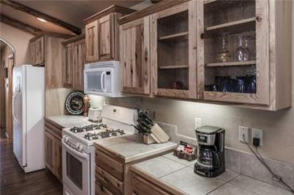 Cowboy Cabin 2 Bedrooms Sleeps 6 Hot Tub Grill Wood Stove - image 5
