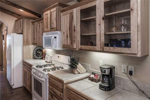 Cowboy Cabin 2 Bedrooms Sleeps 6 Hot Tub Grill Wood Stove - image 5