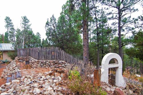 Quiet Ruidoso Hideaway - 2 Mi to Grindstone Lake! - image 2