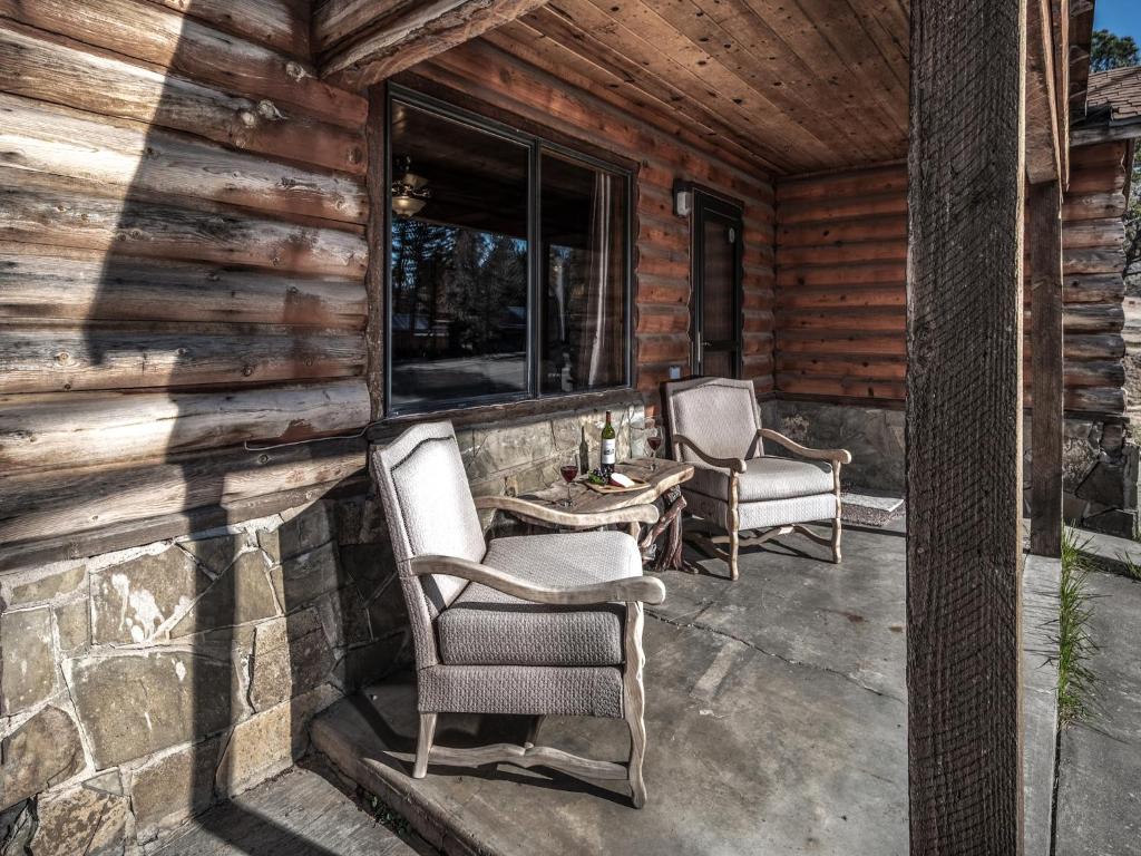 Alpine Cabin 3 Bedrooms Deck Sleeps 8 - main image