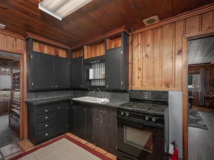 Alpine Cabin 3 Bedrooms Deck Sleeps 8 - image 10