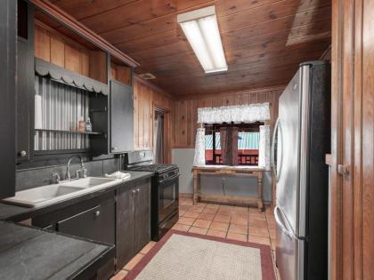 Alpine Cabin 3 Bedrooms Deck Sleeps 8 - image 12
