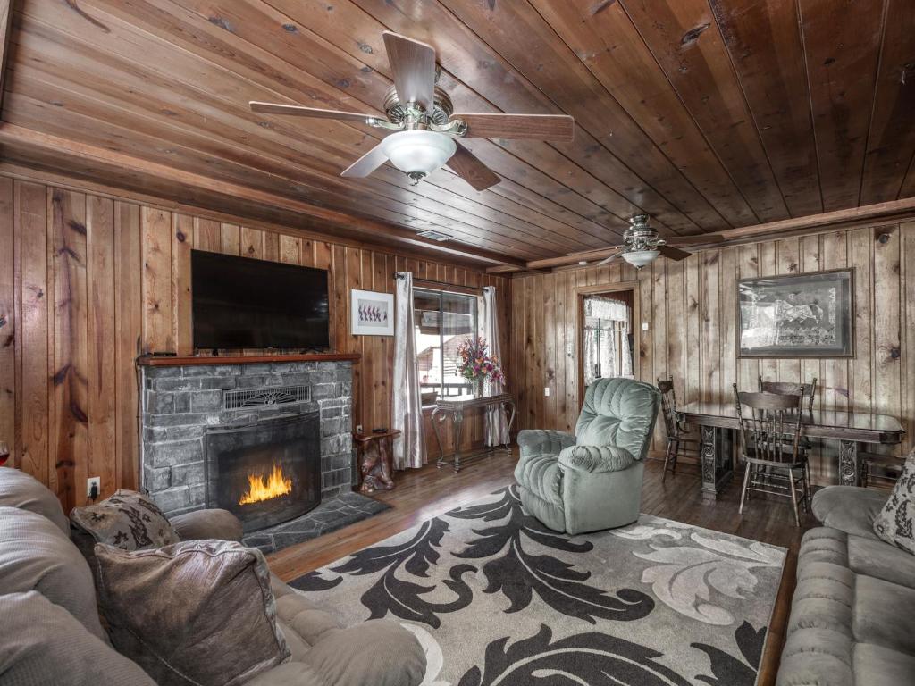 Alpine Cabin 3 Bedrooms Deck Sleeps 8 - image 3