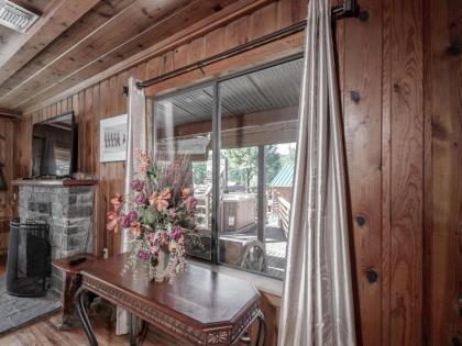 Alpine Cabin 3 Bedrooms Deck Sleeps 8 - image 6