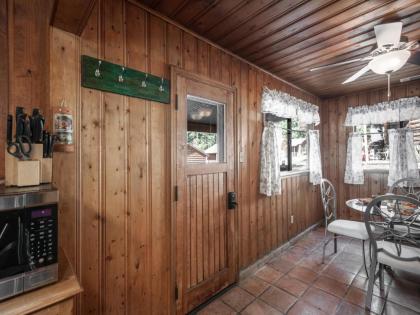 Alpine Cabin 3 Bedrooms Deck Sleeps 8 - image 9