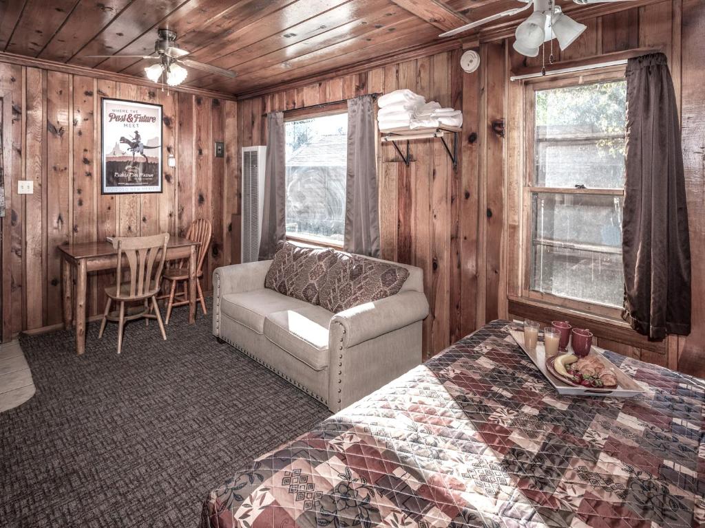 Apache Village 10 King Studio Midtown Sleeps 2 - main image