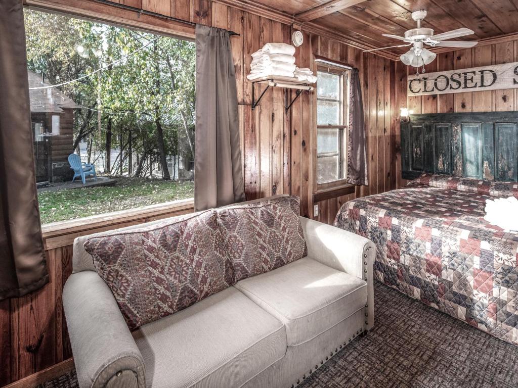 Apache Village 10 King Studio Midtown Sleeps 2 - image 3