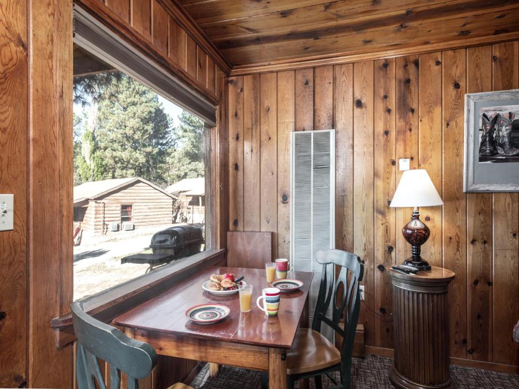 Apache Village 2 King Studio Midtown Sleeps 2 - image 4