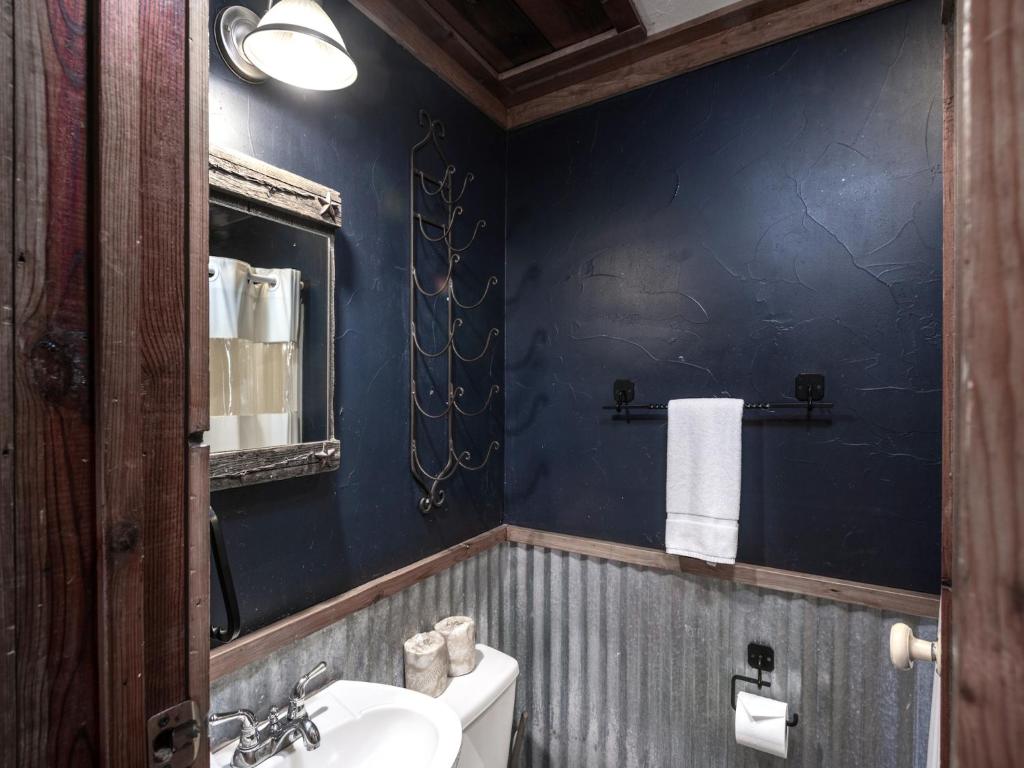 Apache Village 3 Queen Bed Midtown Sleeps 2 - image 6