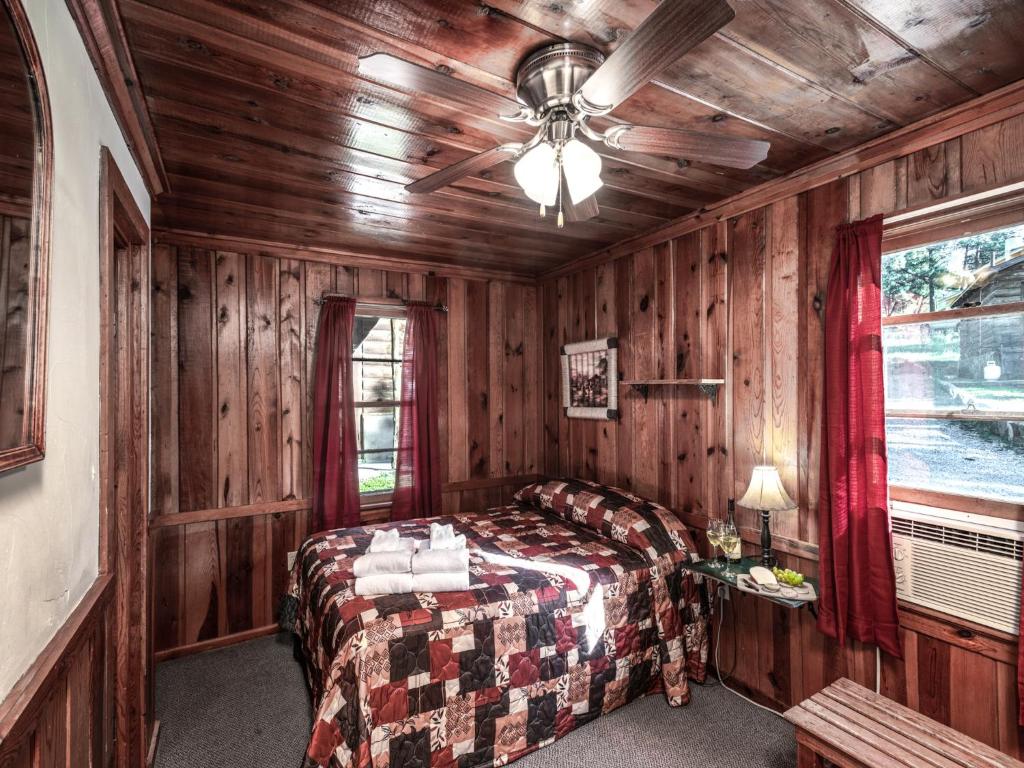 Apache Village 3 Queen Bed Midtown Sleeps 2 - image 7