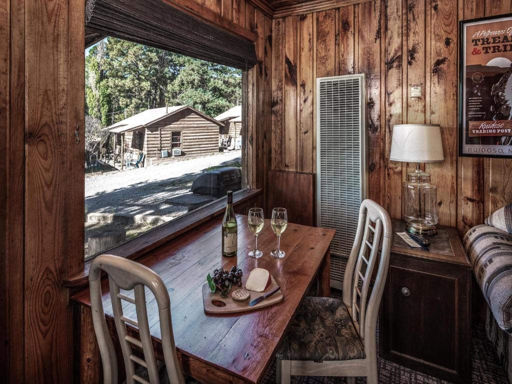 Apache Village 4 King Studio Midtown Sleeps 2 - main image