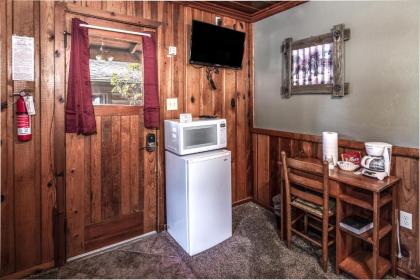 Apache Village 5 Queen Bed Midtown Sleeps 2 - image 3