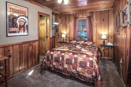 Apache Village 5 Queen Bed Midtown Sleeps 2 - image 6