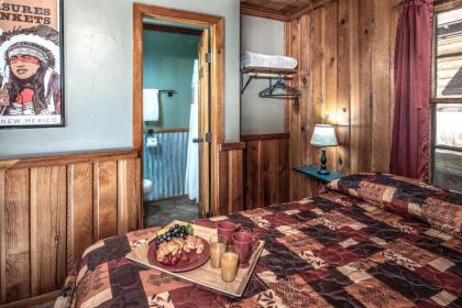 Apache Village 5 Queen Bed Midtown Sleeps 2 - image 7
