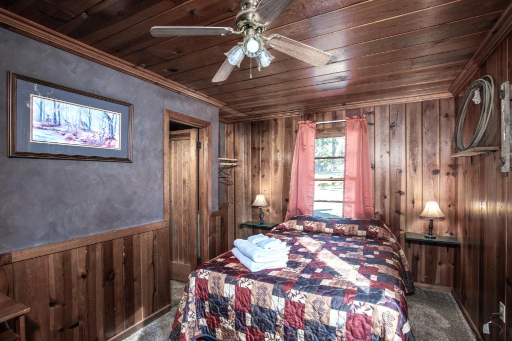 Apache Village 7 Queen Bed Midtown Sleeps 2 - image 6