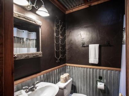 Apache Village 7 Queen Bed Midtown Sleeps 2 - image 9