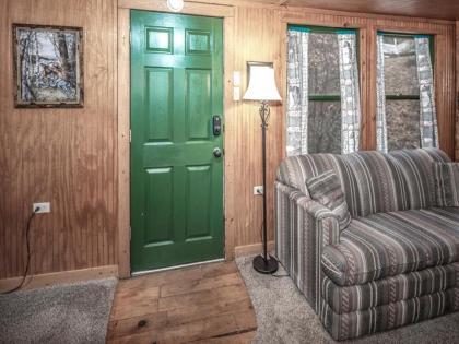 Bear Den 3 Bedrooms Front Porch Midtown Sleeps 7 - image 5