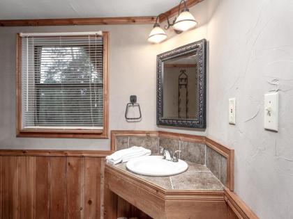 Crescent Moon Studio Fireplace Jetted Tub Midtown Sleeps 2 - image 10