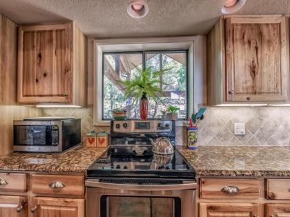 Living the Dream 3 Bedrooms Hot Tub Fireplace Sleeps 6 - image 12