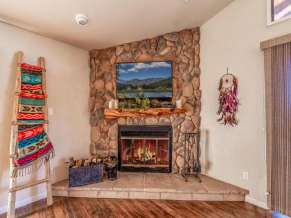 Living the Dream 3 Bedrooms Hot Tub Fireplace Sleeps 6 - image 8