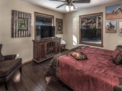 Midtown Riverfront 1 2 Bedrooms Hot Tub Sleeps 6 - image 12