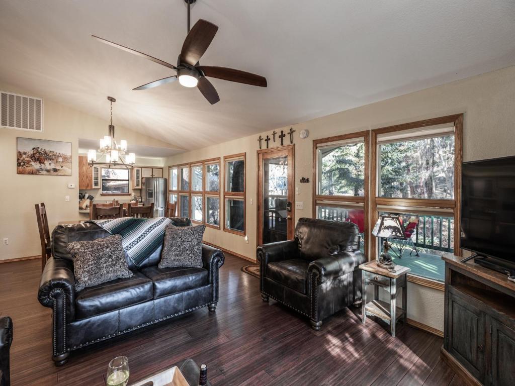 Midtown Riverfront 1 2 Bedrooms Hot Tub Sleeps 6 - image 3