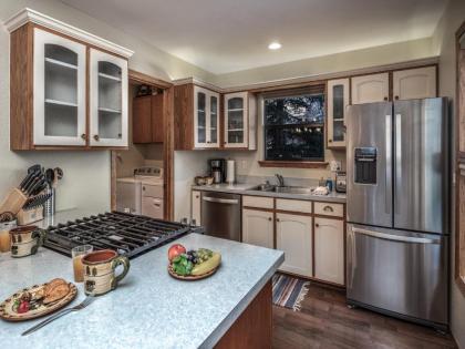 Midtown Riverfront 1 2 Bedrooms Hot Tub Sleeps 6 - image 8