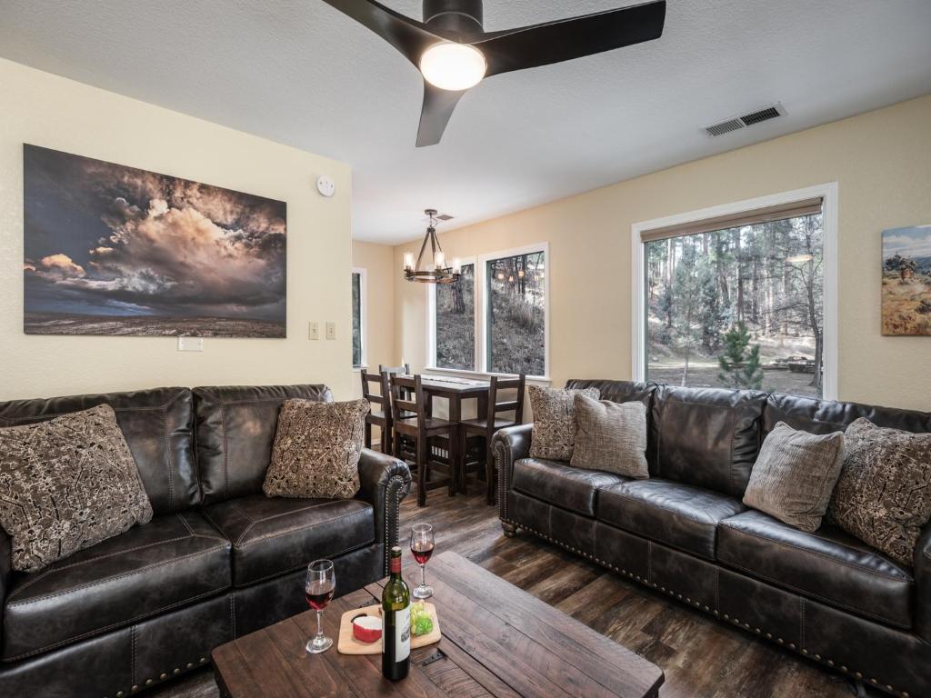 Midtown Riverfront 3 2 Bedrooms Hot Tub Sleeps 6 - main image