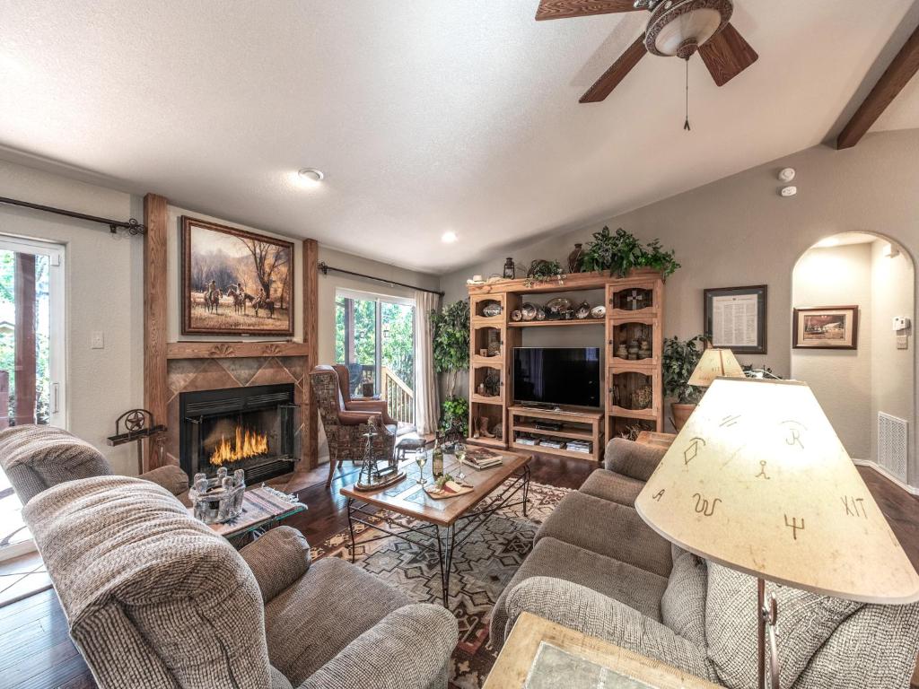Wilbank's West 3 Bedrooms Fireplace WiFi HDTV Sleeps 8 - main image