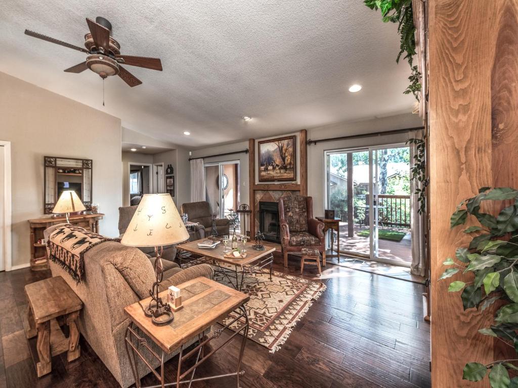 Wilbank's West 3 Bedrooms Fireplace WiFi HDTV Sleeps 8 - image 3