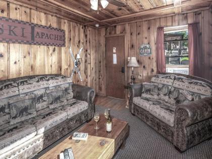 Country Cabin 2 Bedrooms Fireplace midtown Sleeps 6