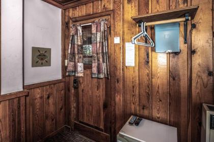 Apache Village 9 Queen Bed Midtown Pet Friendly Sleeps 2 - image 4