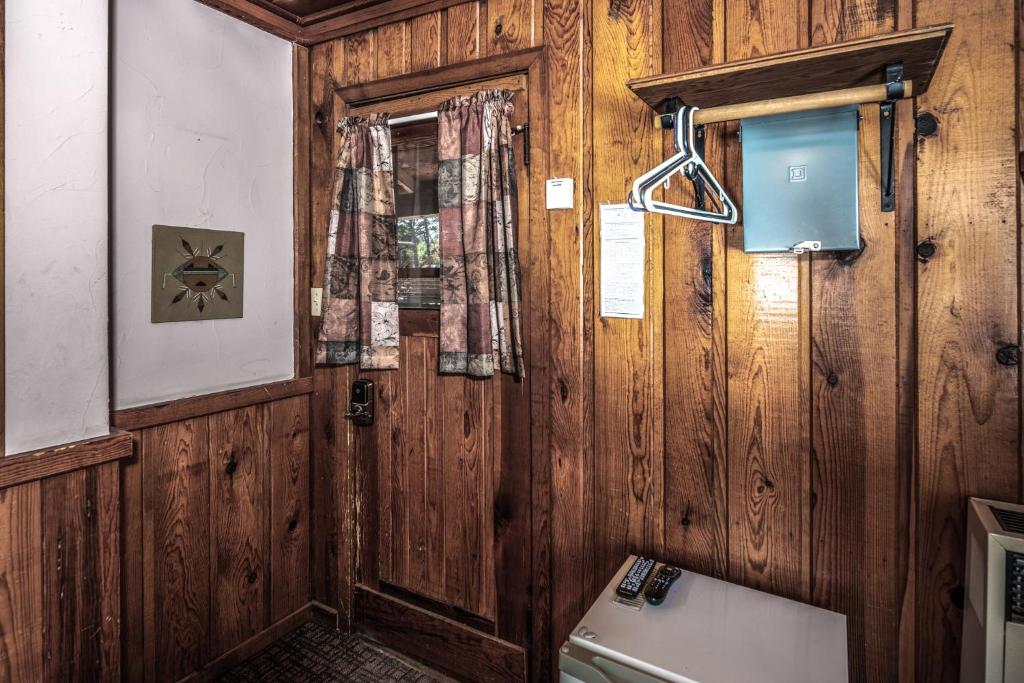 Apache Village 9 Queen Bed Midtown Pet Friendly Sleeps 2 - image 4