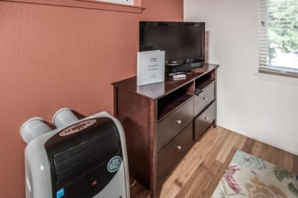 El Tigre 1 Bedroom Sleeps 3 Pets Welcome Flat Screen TV Fenced Yard - image 4