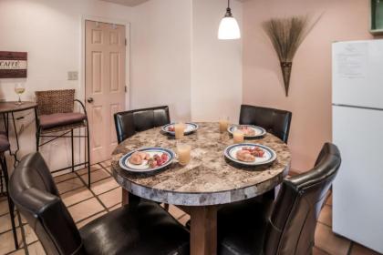 El Tigre 1 Bedroom Sleeps 3 Pets Welcome Flat Screen TV Fenced Yard - image 5