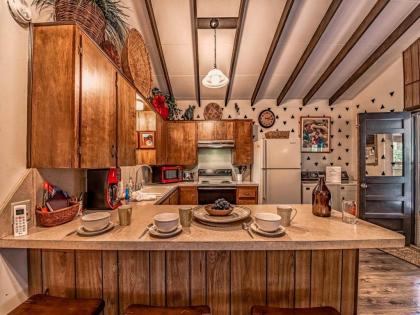 Innjoy 2 Bedrooms Pet Friendly WiFi Wood Fireplace Sleeps 4 - image 12