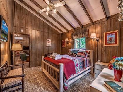 Innjoy 2 Bedrooms Pet Friendly WiFi Wood Fireplace Sleeps 4 - image 15