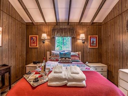 Innjoy 2 Bedrooms Pet Friendly WiFi Wood Fireplace Sleeps 4 - image 16