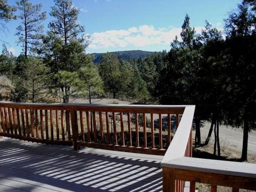 Mama Bear's Den 2 Bedrooms Sleeps 6 Wood Stove Gas Grill WiFi - main image