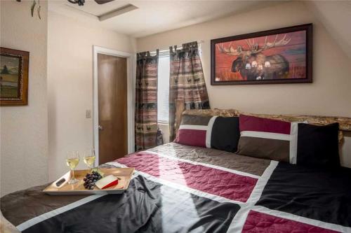 Mama Bear's Den 2 Bedrooms Sleeps 6 Wood Stove Gas Grill WiFi - image 3