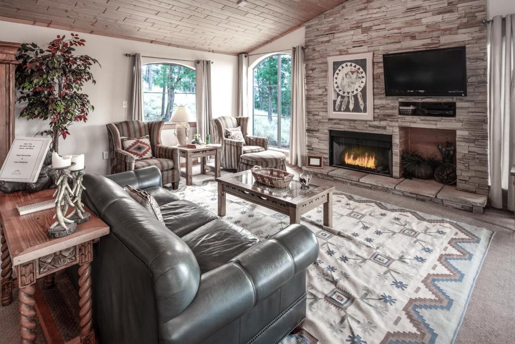 About Time 3 Bedrooms Fireplace Gas Grill WiFi Sleeps 8 - main image