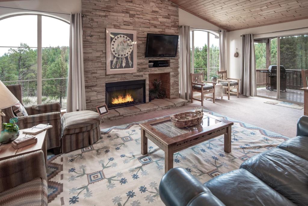 About Time 3 Bedrooms Fireplace Gas Grill WiFi Sleeps 8 - image 4