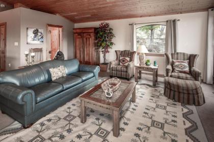 About Time 3 Bedrooms Fireplace Gas Grill WiFi Sleeps 8 - image 5