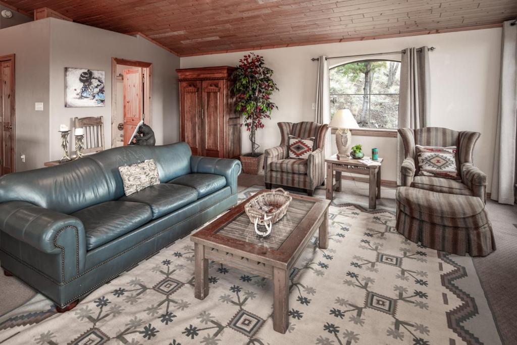 About Time 3 Bedrooms Fireplace Gas Grill WiFi Sleeps 8 - image 5